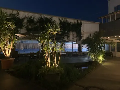 Biergarten der SportsFactory am Abend