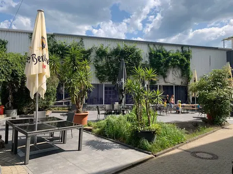 Biergarten mit Sonnenschirmen und Pflanzen