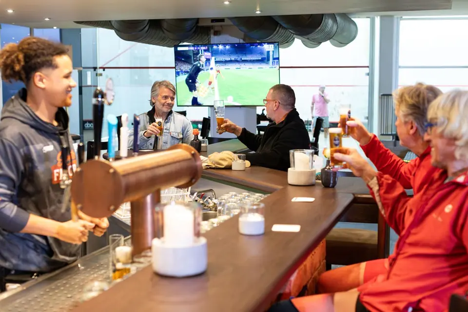 Gäste an der Theke des Bistros