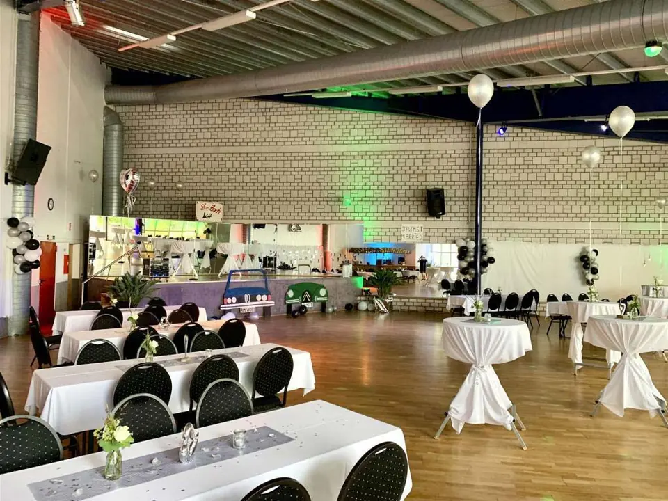 Festlich gedeckter Spiegelsaal der SportsFactory