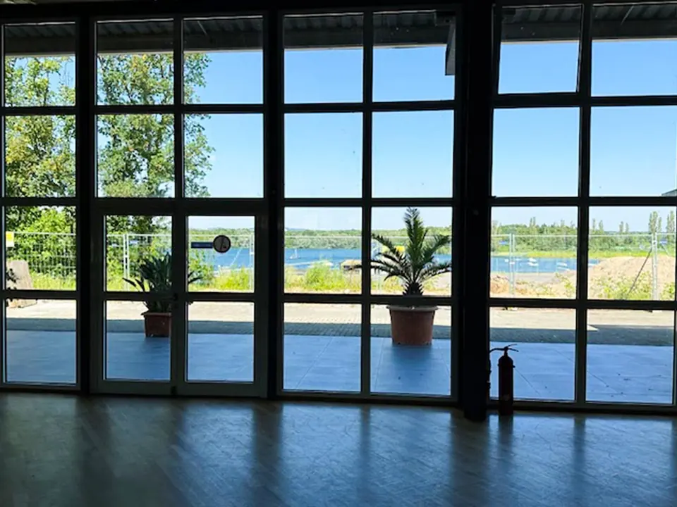 Spiegelsaal mit Stehtischen für eine Feier