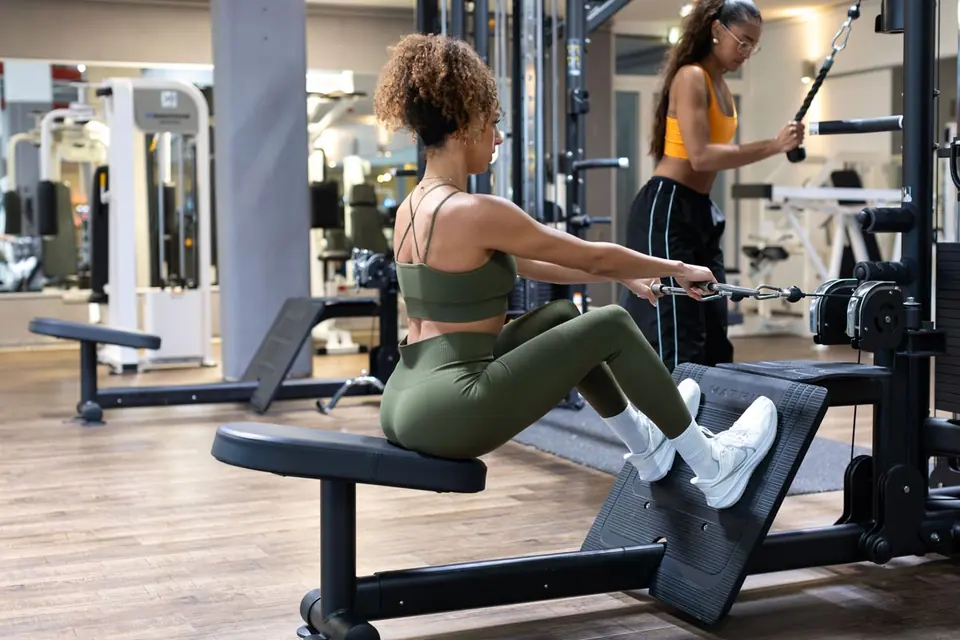 Mitglied trainiert an der Rudermaschine im Fitnessstudio der SportsFactory