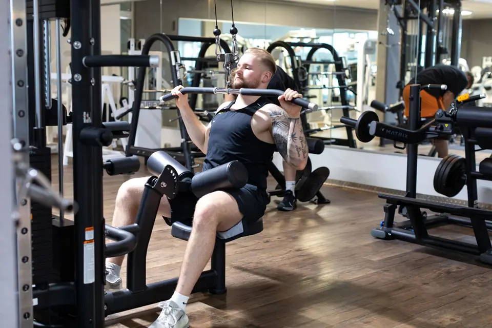 Mitglied trainiert an der Beinpresse im Fitnessstudio der SportsFactory