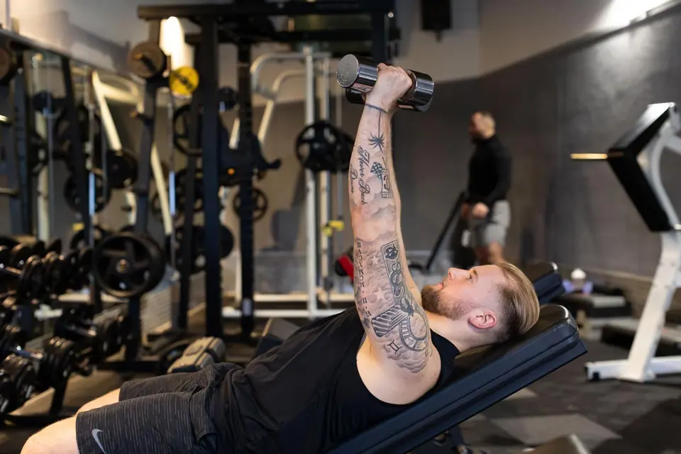Trainer und Mitglied im Freihantelbereich der SportsFactory