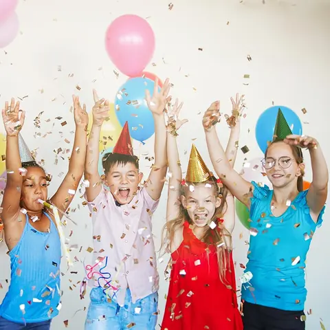 Kinder feiern Geburtstag mit Luftballons in der SportsFactory