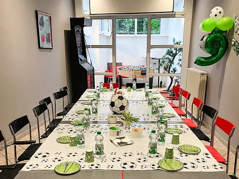Gedeckter Geburtstagstisch mit Fußball-Deko