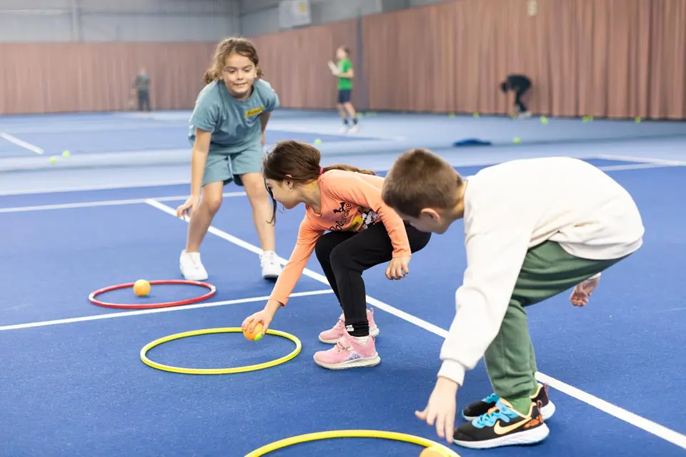 Kinder beim Training in der Halle der SportsFactory