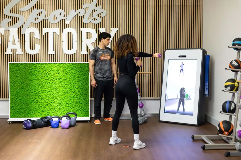Zwei Frauen trainieren im Ladies-Bereich der SportsFactory