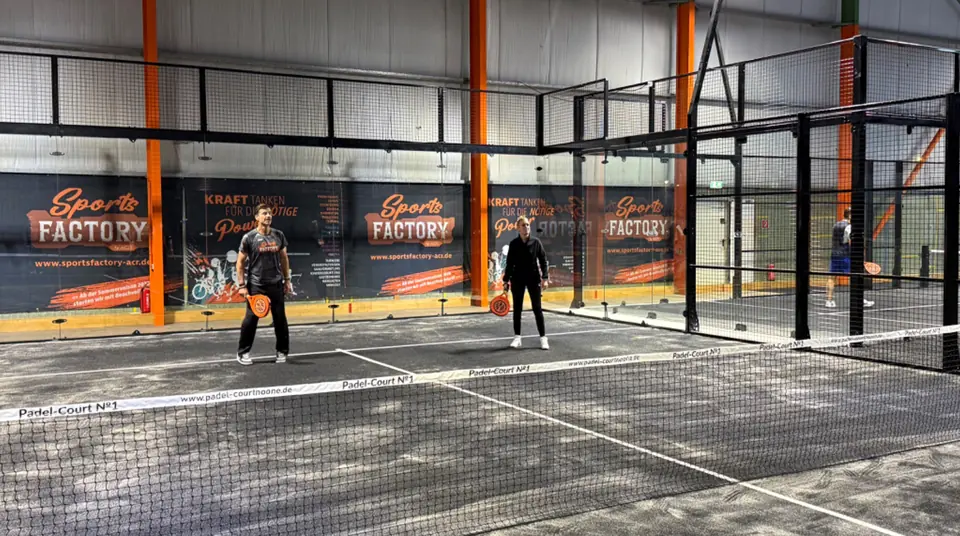 Zwei Spieler auf dem Padel-Court der SportsFactory
