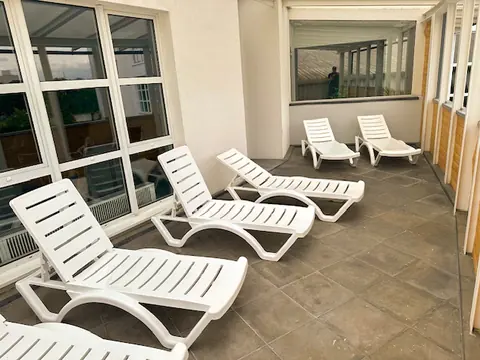 Sauna-Innenraum mit Holzbänken in der SportsFactory