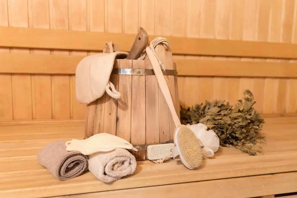 Saunazubehör auf der Holzbank der Damen-Sauna