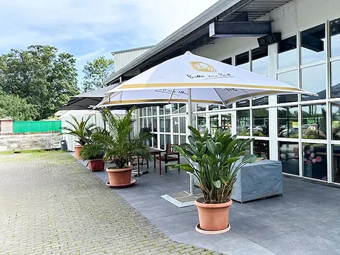 Seeterrasse der SportsFactory mit Blick auf den Rather See