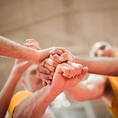 Hände des Teams übereinander